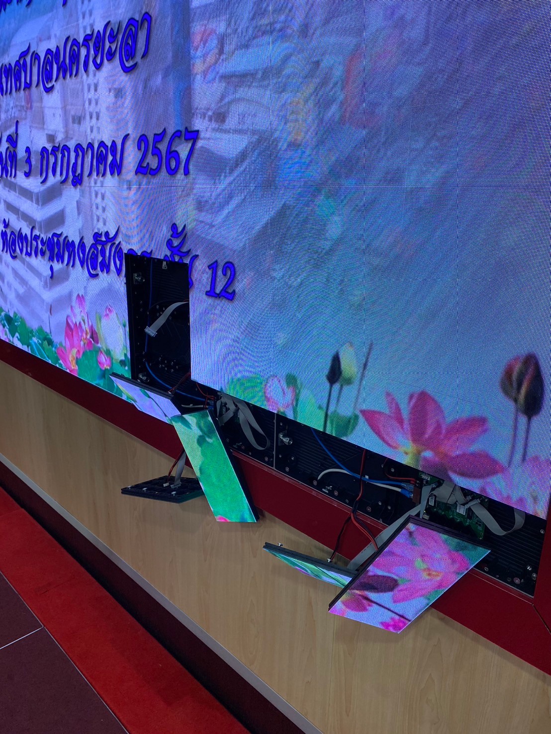 ถอดโมดูล LED ตำแหน่งที่เสีย ออกมาเพื่อทำการซ่อมแซม